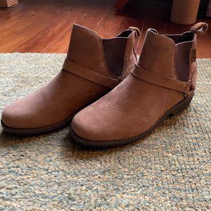 Teva De La Vina Dos Chelsea Boots NWOT